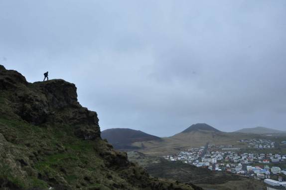 Subindo o rochedo Heimaklettur, ao lado de Vestmannaeyjum,  na ilha de Heimaey, no sul da Islândia